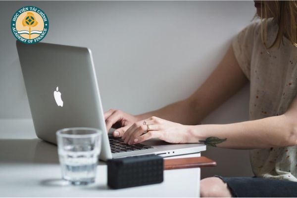 Tính chất khác biệt giữa e-learning và đào tạo truyền thống nằm ở đâu?