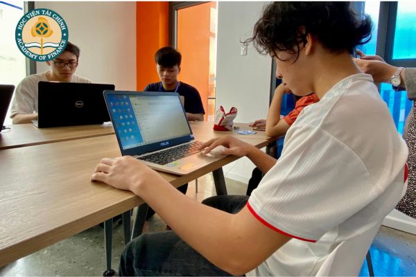 Tính chất khác biệt giữa e-learning và đào tạo truyền thống nằm ở đâu?