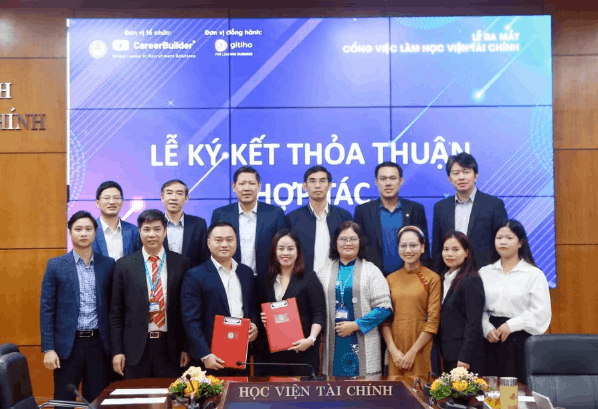 Lễ ký kết thỏa thuận hợp tác giữa Học viện Tài chính với Career Builder trong buổi ra mắt cổng việc làm Học viện Tài chính ngày 1/12/2022. 